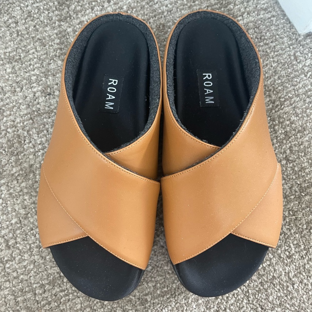 Brand new ROAM cross stack sandal in cognac